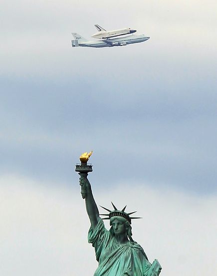 space-shuttle-flies-over-nyc-enterprise-intrepid-statue-liberty_52183_600x450